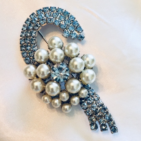 Jewelry - 🌟HP!!🌟Blue gem and faux pearl pin/ brooch